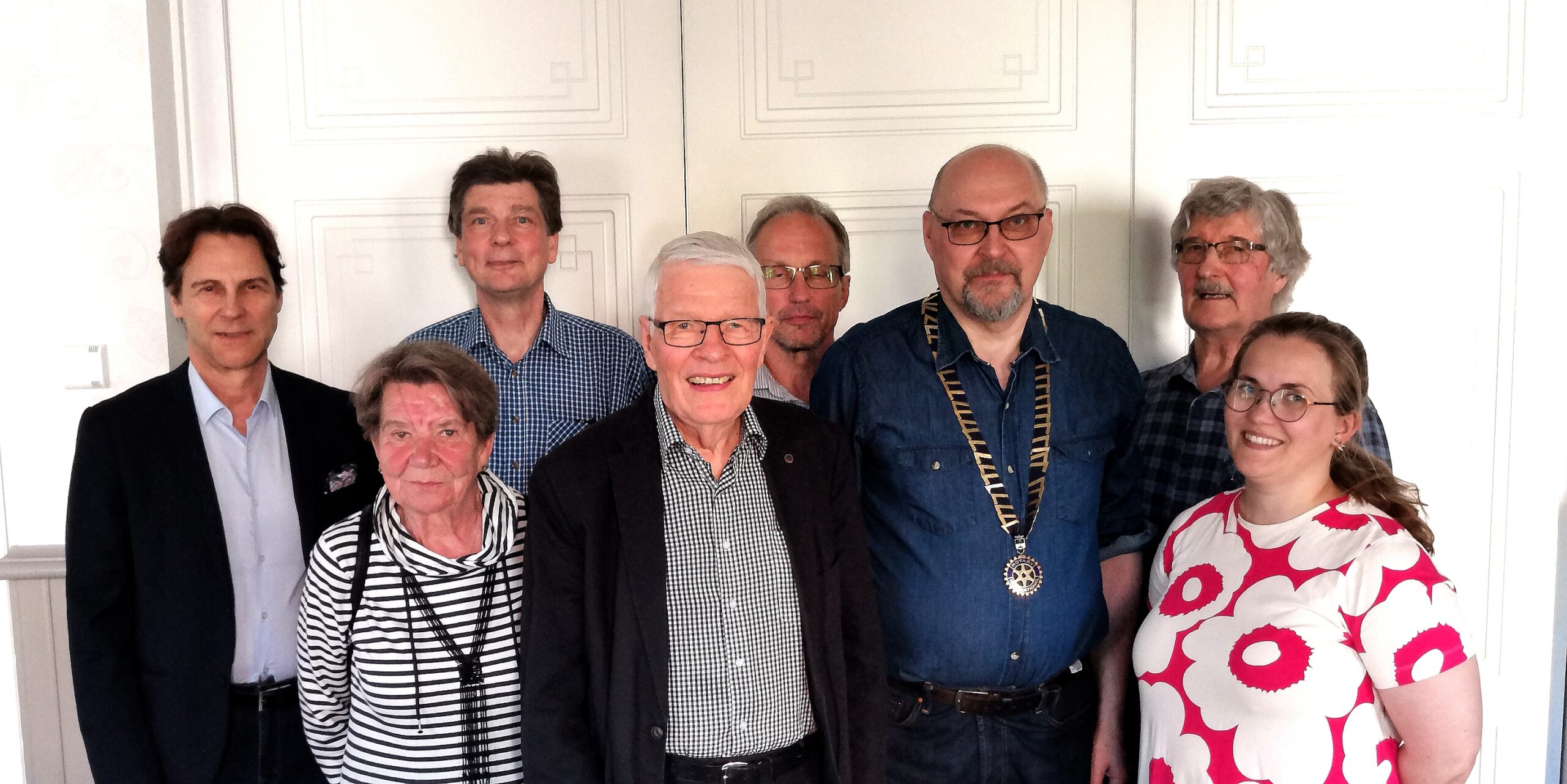 Kuva: Etualalla: Ester Vuori, kokouksen puheenjohtaja Reijo Mattila, presidentti Risto Heikkinen, sihteeri Tuuli Vidgrén. Takarivi: Ari Sormunen, rahastonhoitaja Jouni Sirviö, PP Mauri Heikkinen, Matti Miettinen