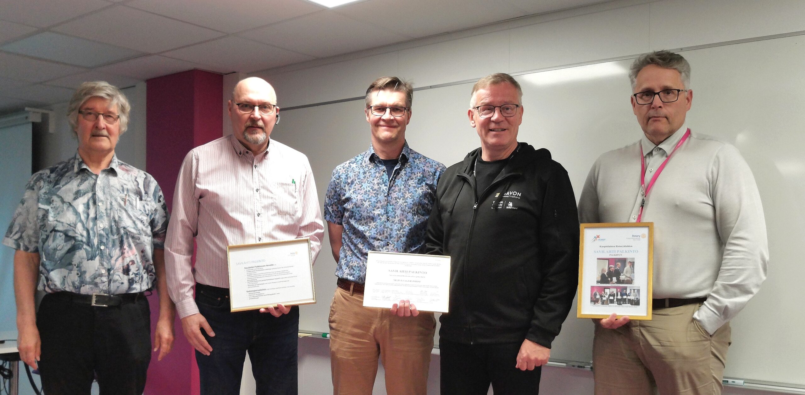 Kuvateksti: Matti Miettinen ja Risto Heikkinen Puijon Rotaryklubi ry, Tapio Uusitalo Kuopion Rotaryklubi ry, Heikki Helve Savon ammattiopisto, Esa Viklund Savonia-ammattikorkeakoulu.